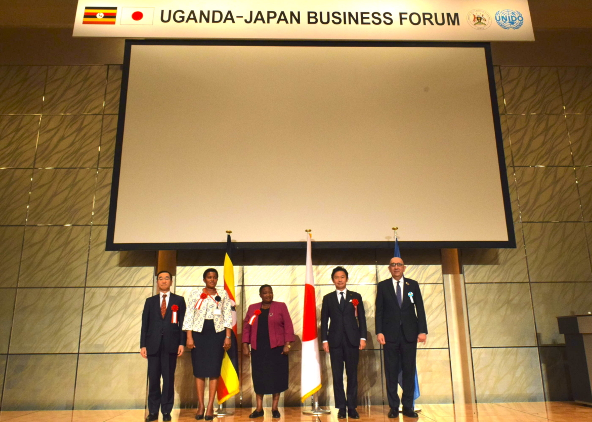 左から、佐々木伸彦ジェトロ理事長、カーフワ・トーファス駐日ウガンダ共和国大使館特命全権大使、ロビナー・ナッパンジャウガンダ共和国首相、中谷真一経産省副大臣、フェルダ・ゲレゲン UNIDO東京事務所所長代理